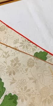 光沢のある金地に花柄が入った着物地