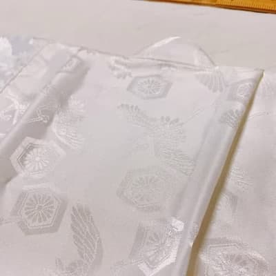 白地に鶴と六角形模様が織り込まれた子供もの身揚げ