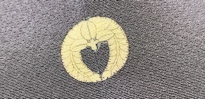 黒地に金色の家紋が入った紋合わせ