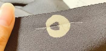 黒地に家紋模様が入った紋合わせを手に持つ様子