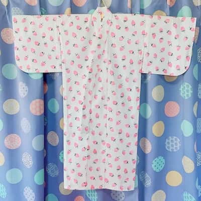 白地にピンクのいちご柄の浴衣