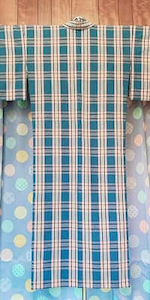青地に白とピンクのチェック柄の着物