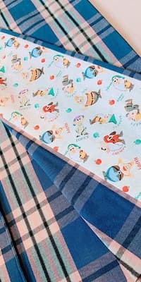 青いチェック柄とキャラクター柄の両面生地