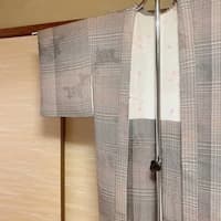 グレーのチェック柄の羽織