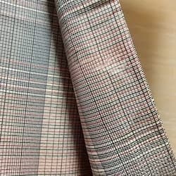 グレーのチェック柄生地のアップ