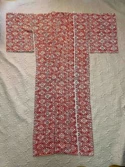 赤地に白い菱形模様の羽織