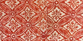 赤と白の菱形模様の生地アップ