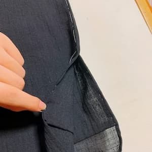 黒い単長襦袢の縫い合わせ部分を見せた様子