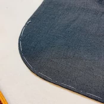 黒い単長襦袢の角を丸く縫った部分