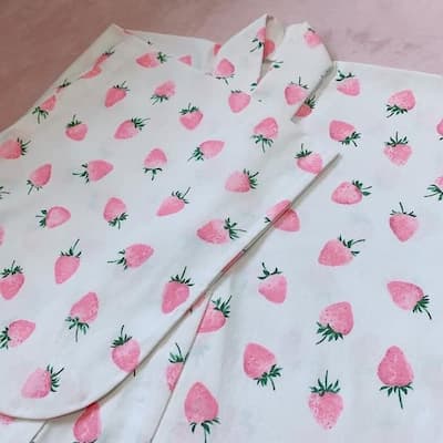 白地にピンクのいちご柄が並んだ着物