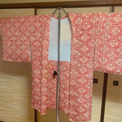 赤地に白い菱形模様が並んだ着物