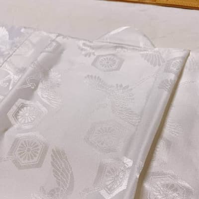 白地に鶴と六角形模様が織り込まれた着物