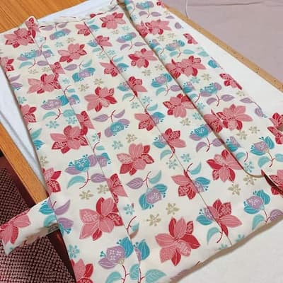 オフホワイト地に赤や青の花柄が描かれた着物