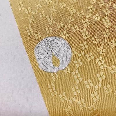 黄色い地に白い紋が織り込まれた着物