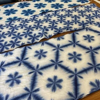 白地に藍色の花模様が染められた着物