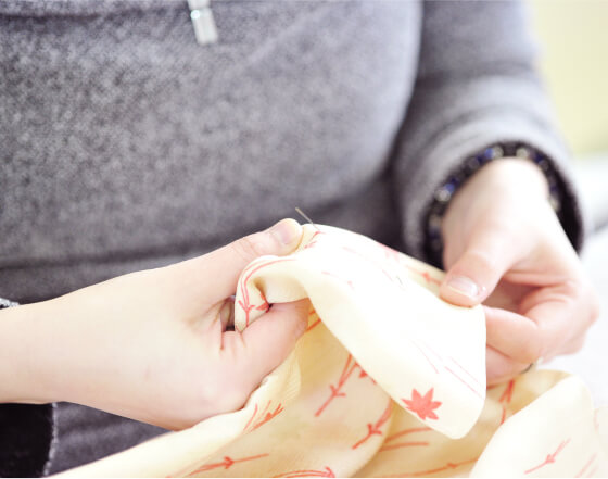 手で着物生地を縫う作業